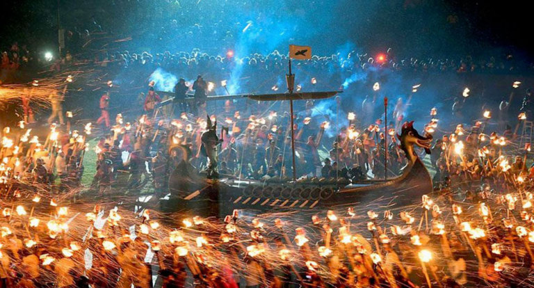 Queste foto del Festival dei Vichinghi in Scozia ti faranno venir voglia di marciare con loro