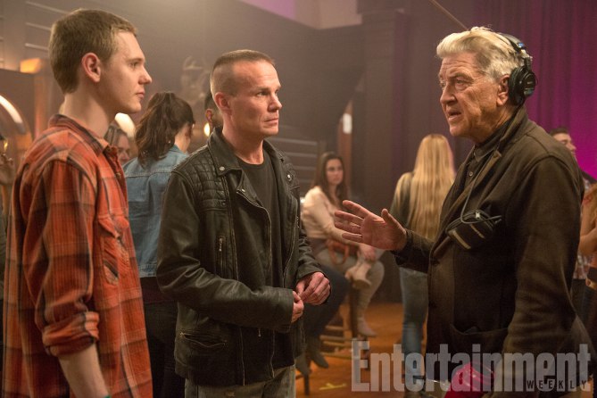 David Lynch spiega una scena a James Marshall e  a Jake Wardle, un nuovo attore