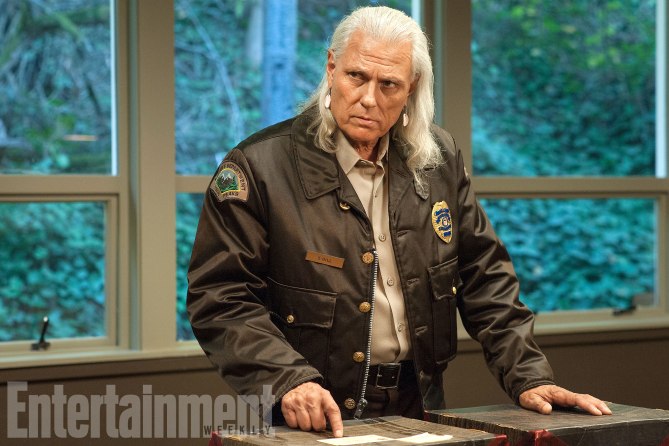 Michael Horse è ancora il vice sceriffo Tommy Hawk Hill al dipartimento di polizia di Twin Peaks
