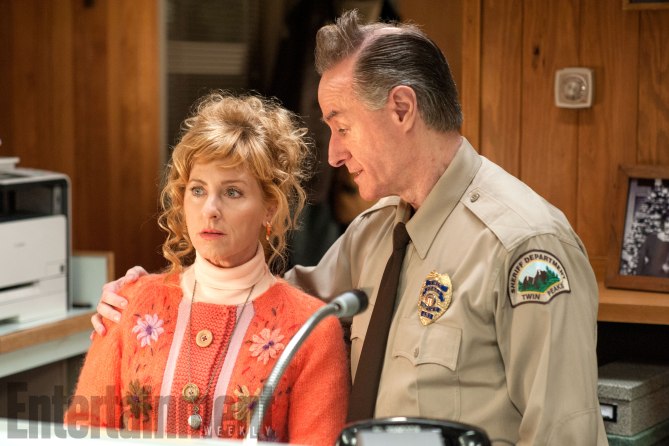 Kimmy Robertson e Harry Goaz tornano a vestire i panni della segretaria Lucy Moran e del poliziotto Andy Brennan