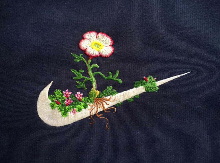 Un artista islandese ricama fiori sui marchi sportivi più famosi