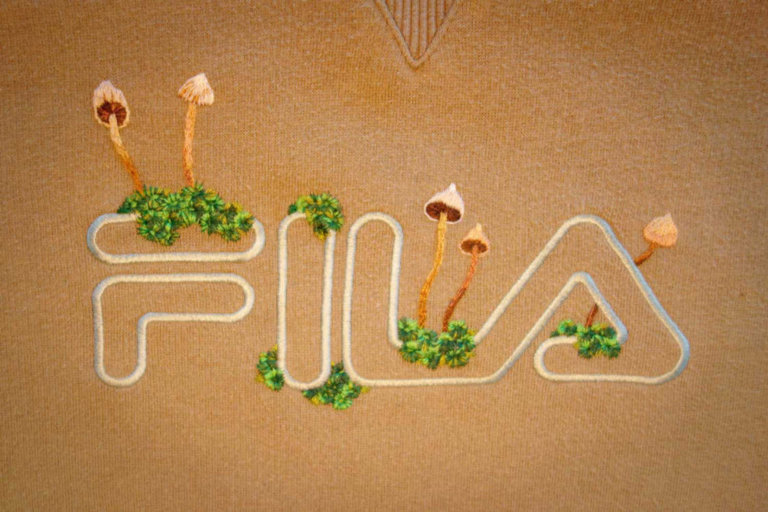 Un artista islandese ricama fiori sui marchi sportivi più famosi