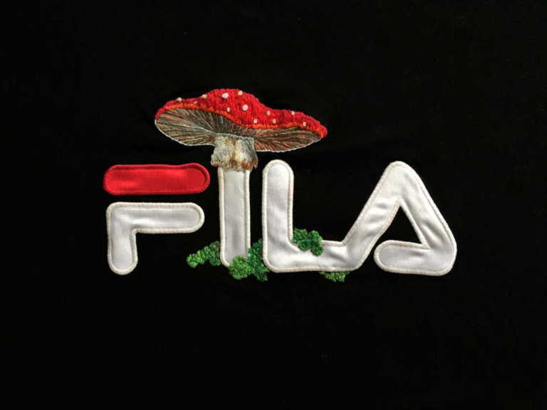 Un artista islandese ricama fiori sui marchi sportivi più famosi