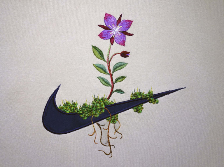 Un artista islandese ricama fiori sui marchi sportivi più famosi