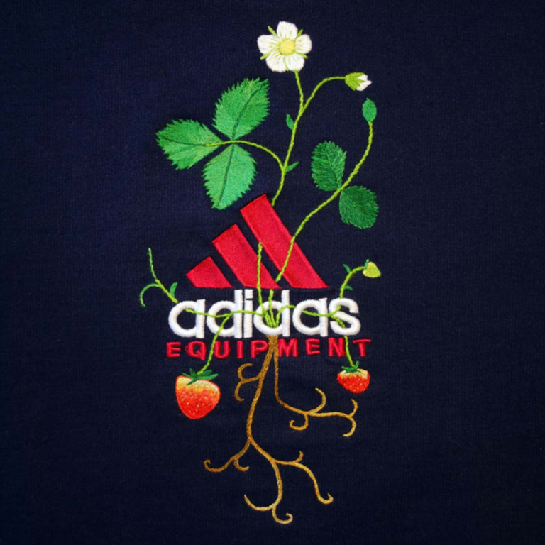 Un artista islandese ricama fiori sui marchi sportivi più famosi