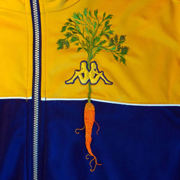 Un artista islandese ricama fiori sui marchi sportivi più famosi