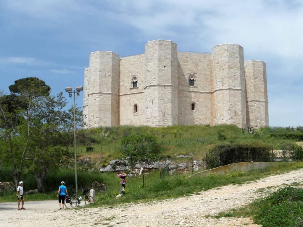 Collega Napoli a Bari, ma solo l'1% del percorso è su pista ciclabile. Il tratto da Bari a Castel del Monte è molto bello.