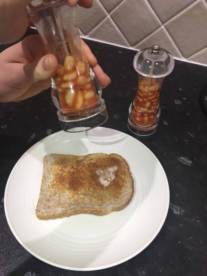 Perché utilizzare sale e pepe quando si può spargere fagioli sul toast?