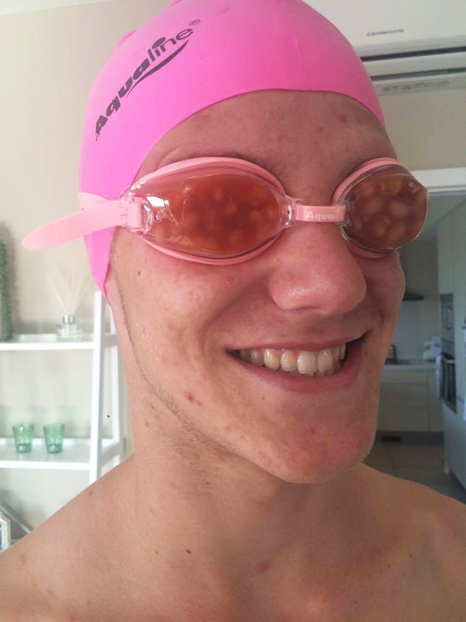 Il modo migliore per vincere nelle gare di nuoto è quello d'indossare occhiali ripieni di fagioli.