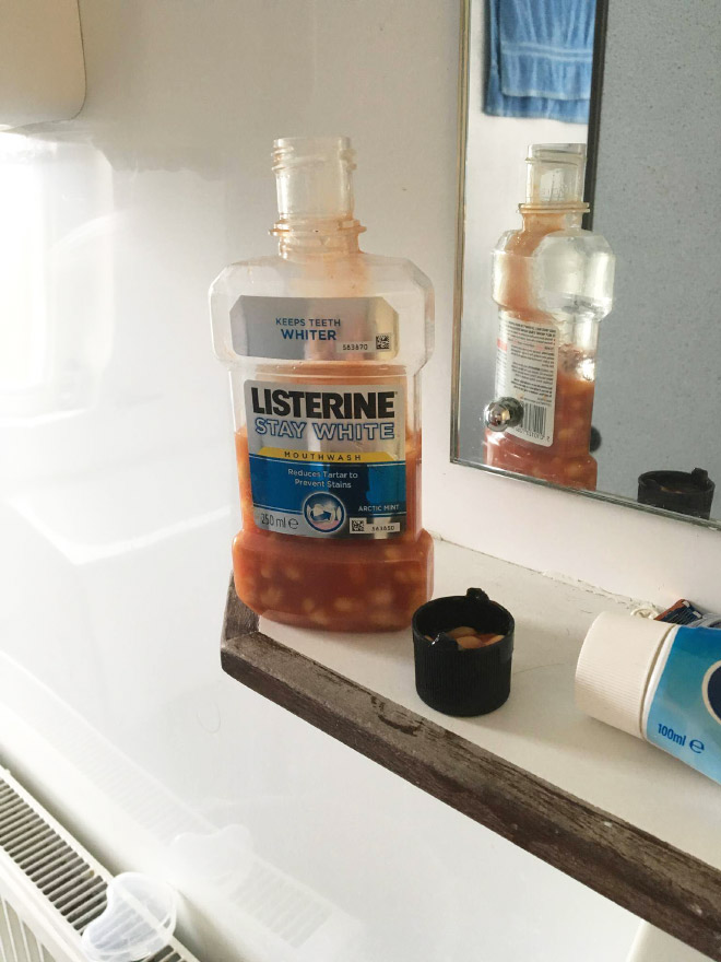 Quando non hai tempo per lavarti i denti, perché non fare due sciacqui col Listerine al gusto fagioli?