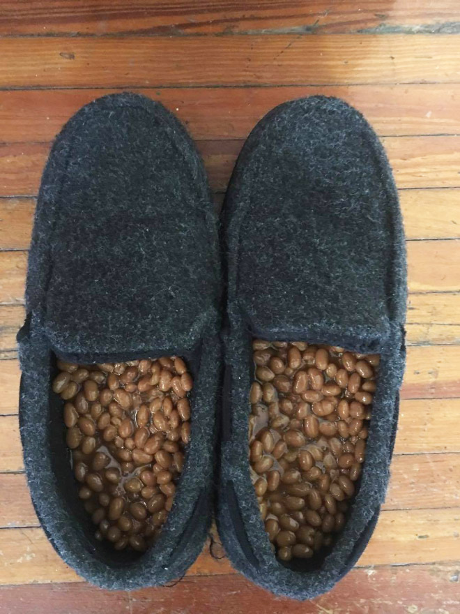 D'inverno, niente scalda i piedi più di un paio di babbucce ripiene di fagioli.