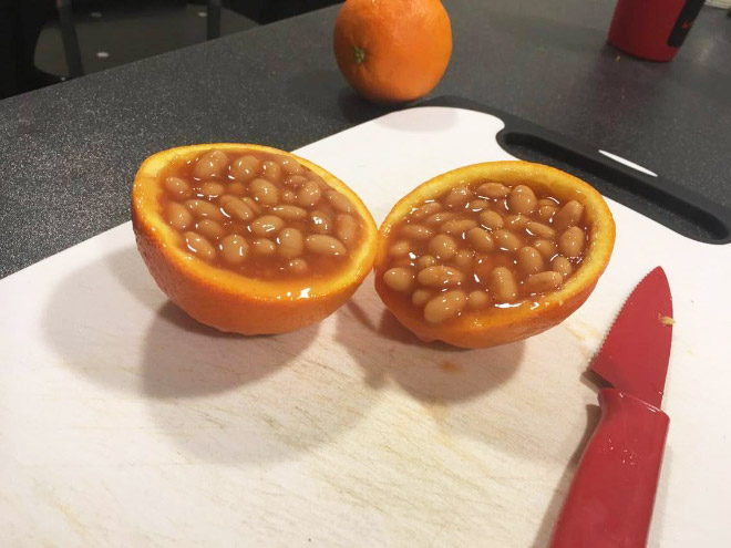 Che sorpresa surreale, tagliare un arancio e trovarci i fagioli.