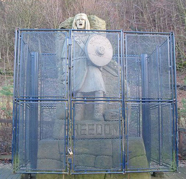 La statua di Braveheart con  scritta la parola Libertà è stata messa in gabbia.