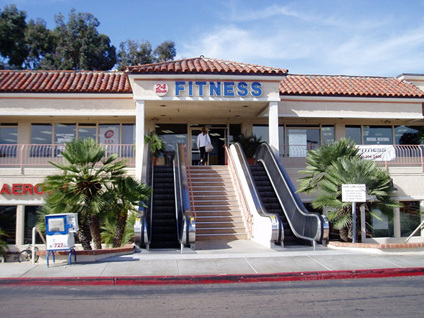 Le scale mobili per entrare in palestra, se non  ironia questa.