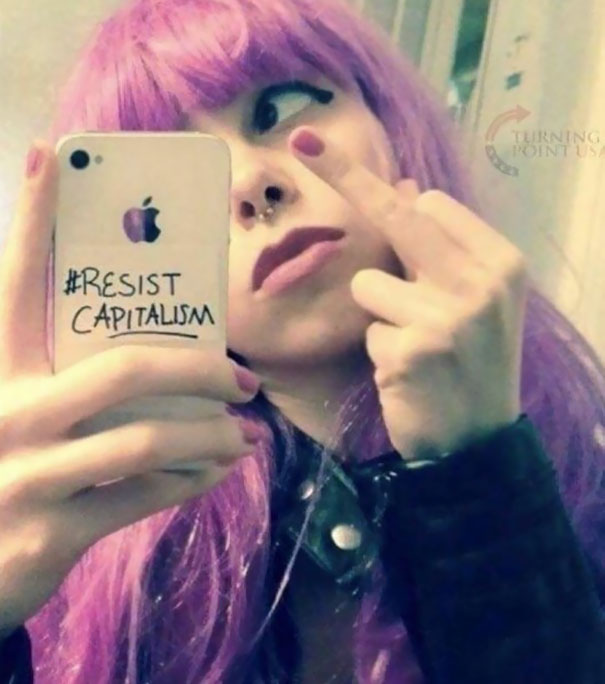 La ragazza ha tutto chiaro in testa: resistere al capitalismo con l'iPhone, come no.