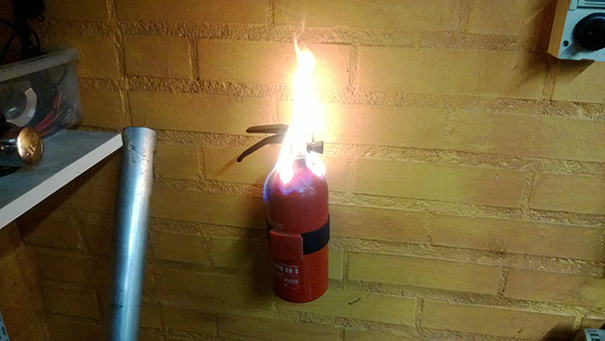 L'estintore che prende fuoco, dopo questa le abbiamo viste tutte.