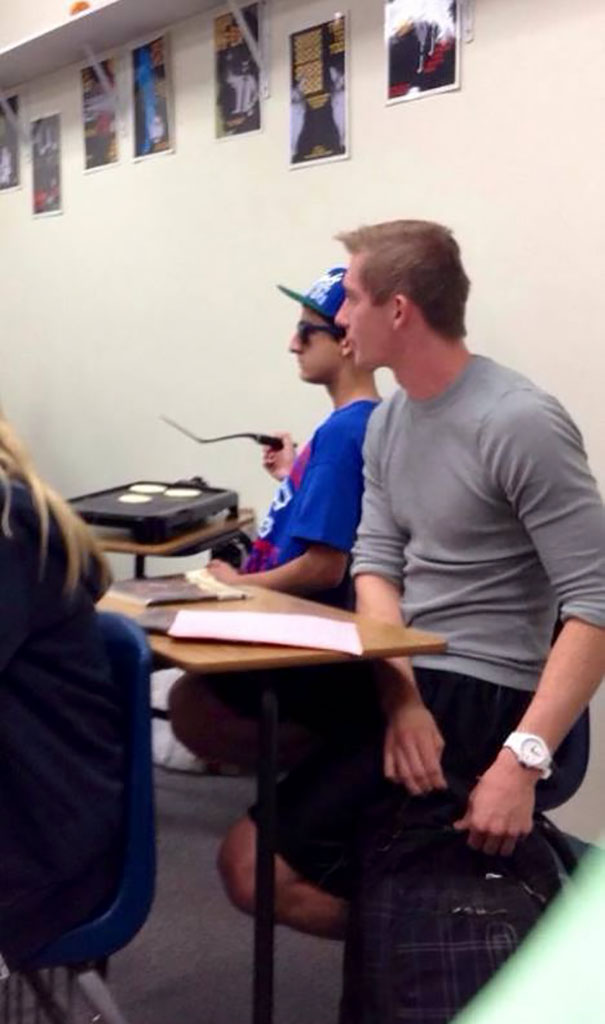 Quando uno ha fame ha fame, e allora perché non cucinarsi i pancake in classe?