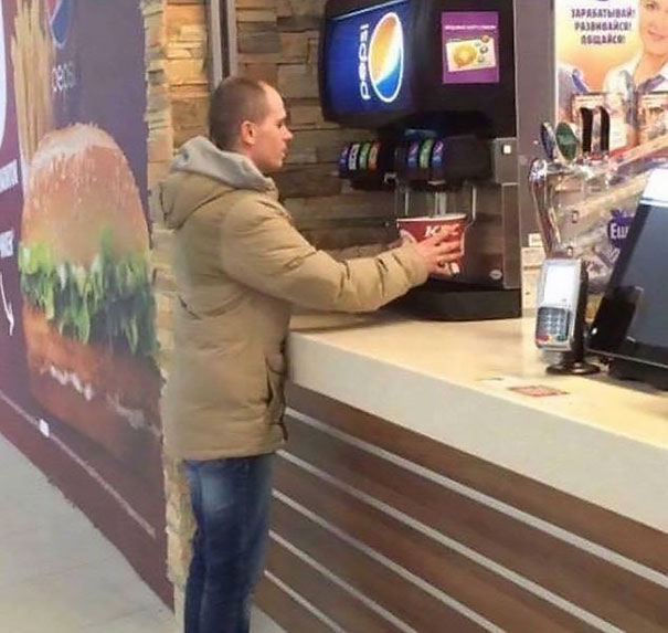 Quando ti dicono che puoi riempire il bicchiere quanto vuoi, ma tu sei furbo e invece del bicchiere riempi la vaschettona del pollo fritto