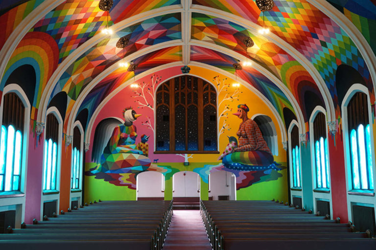 La spettacolare International Church of Cannabis dipinta da Okuda San Miguel