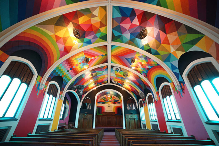 La spettacolare International Church of Cannabis dipinta da Okuda San Miguel