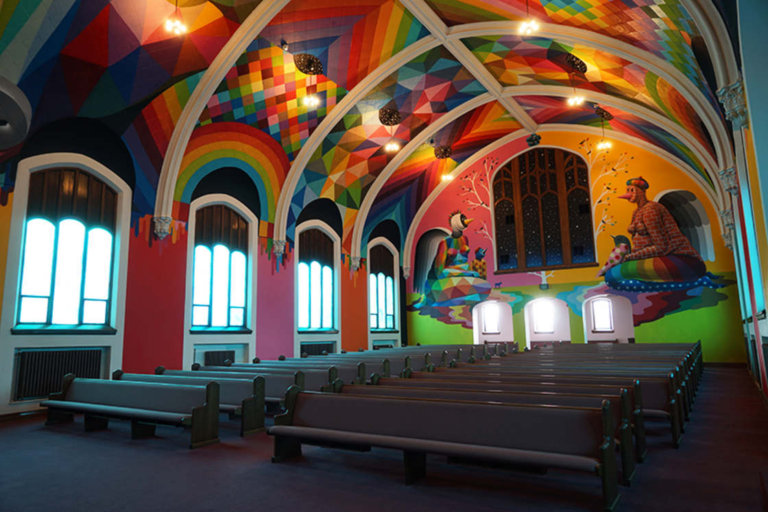 La spettacolare International Church of Cannabis dipinta da Okuda San Miguel