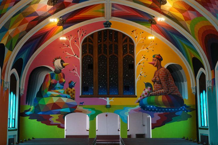 La spettacolare International Church of Cannabis dipinta da Okuda San Miguel