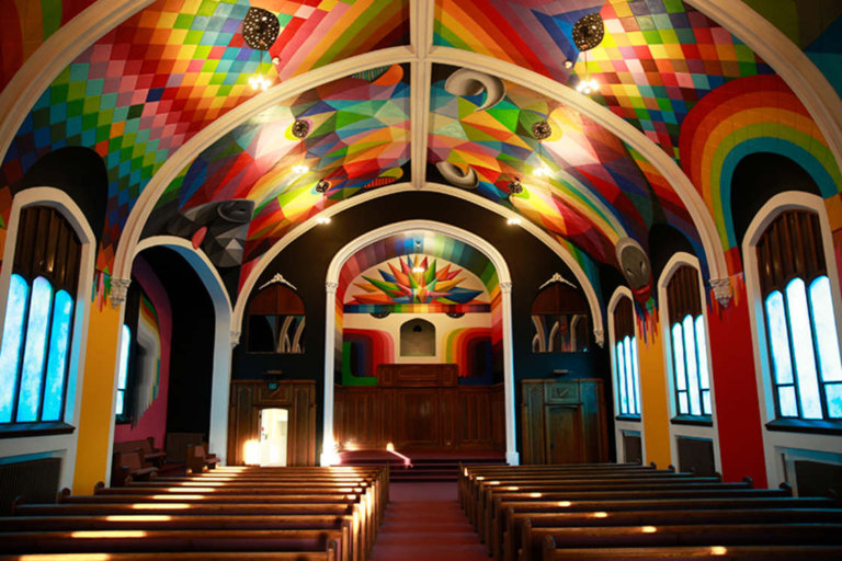 La spettacolare International Church of Cannabis dipinta da Okuda San Miguel