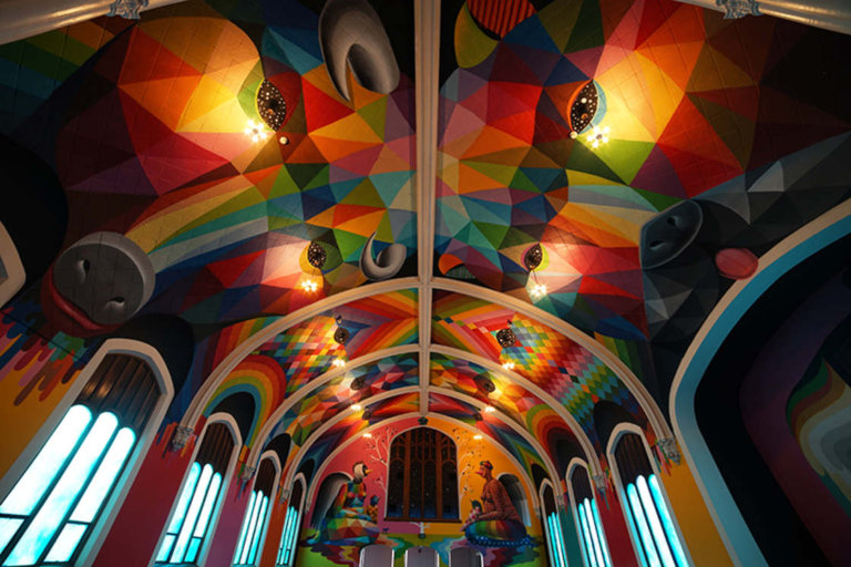La spettacolare International Church of Cannabis dipinta da Okuda San Miguel