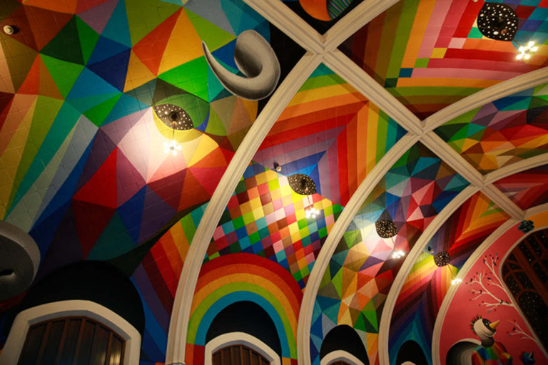 La spettacolare International Church of Cannabis dipinta da Okuda San Miguel