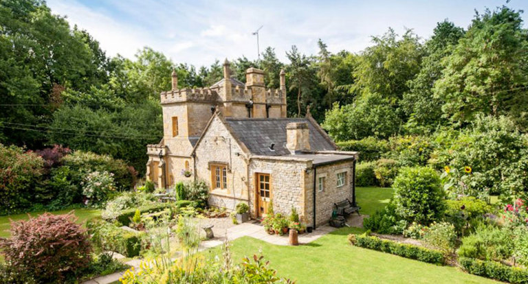 Il castello più piccolo d’Inghilterra è in vendita e costa come un appartamento a Londra