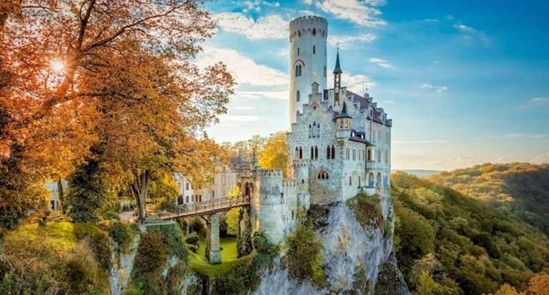Il Castello di Lichtenstein sembra uscito da un classico Disney di principesse e principi azzurri