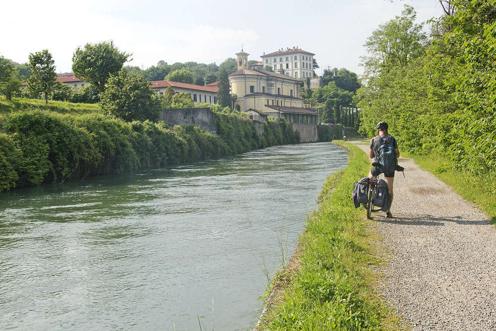 La Martesana è il naviglio di Leonardo Da Vinci, che parte dal centro di Milano e arriva fino all'Adda.