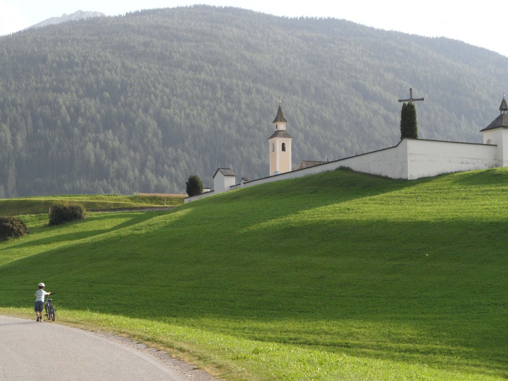 In Alto Adige, al centro delle Dolomiti, una ciclabile  di 105 km che può essere divisa in tre tappe.