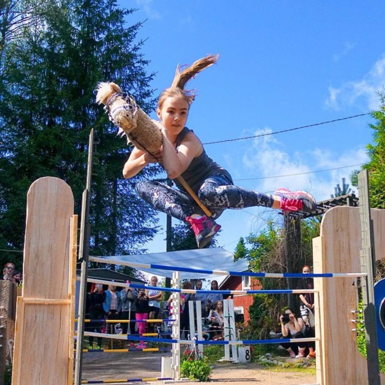 Hobbyhorse, il nuovo sport delle ragazze finlandesi