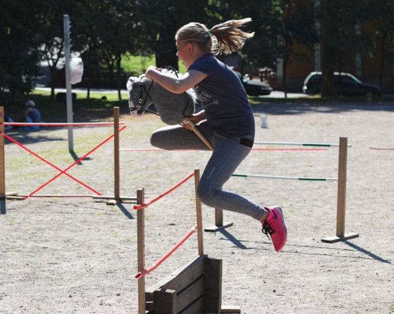 Hobbyhorse, il nuovo sport delle ragazze finlandesi