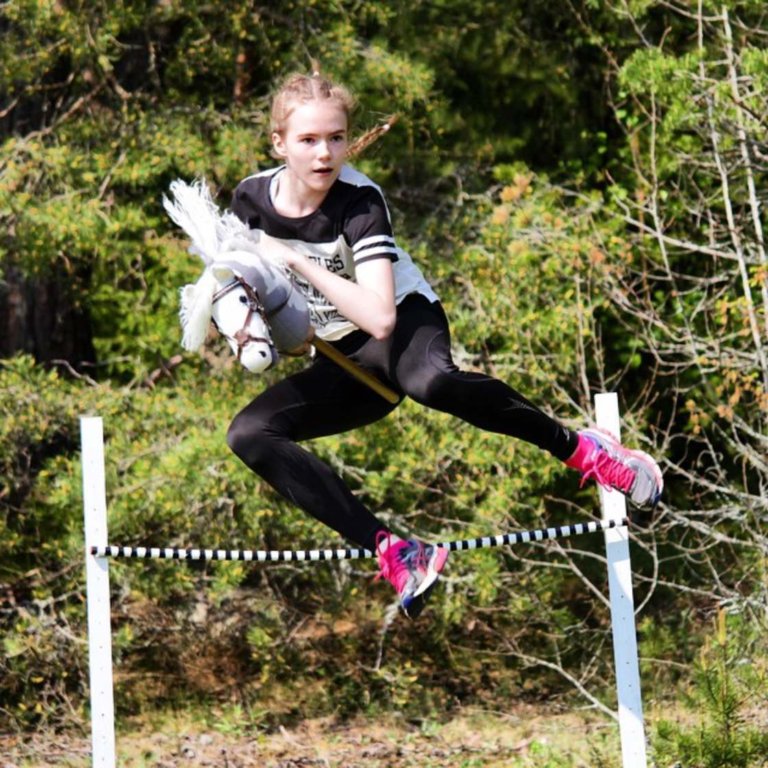 Hobbyhorse, il nuovo sport delle ragazze finlandesi