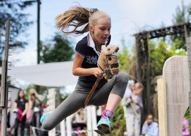 Hobbyhorse, il nuovo sport delle ragazze finlandesi