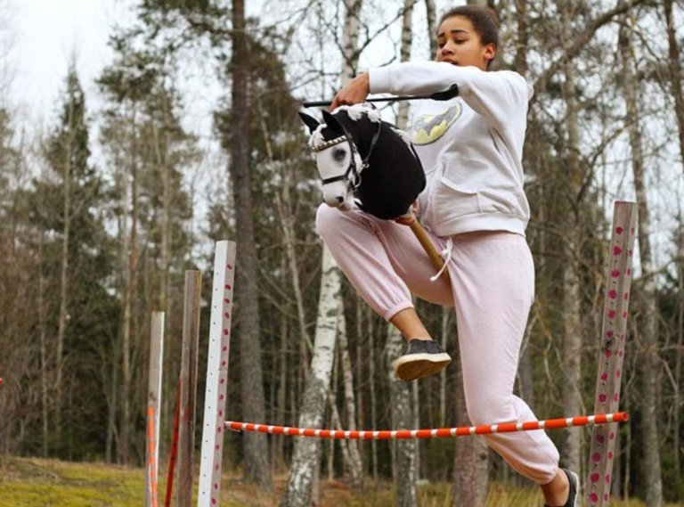 Hobbyhorse, il nuovo sport delle ragazze finlandesi