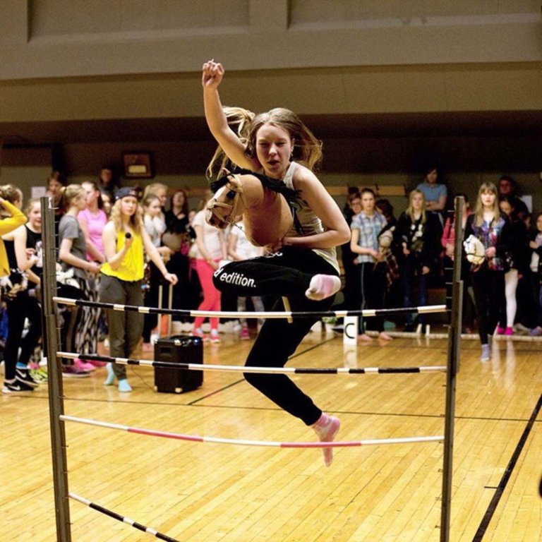 Hobbyhorse, il nuovo sport delle ragazze finlandesi