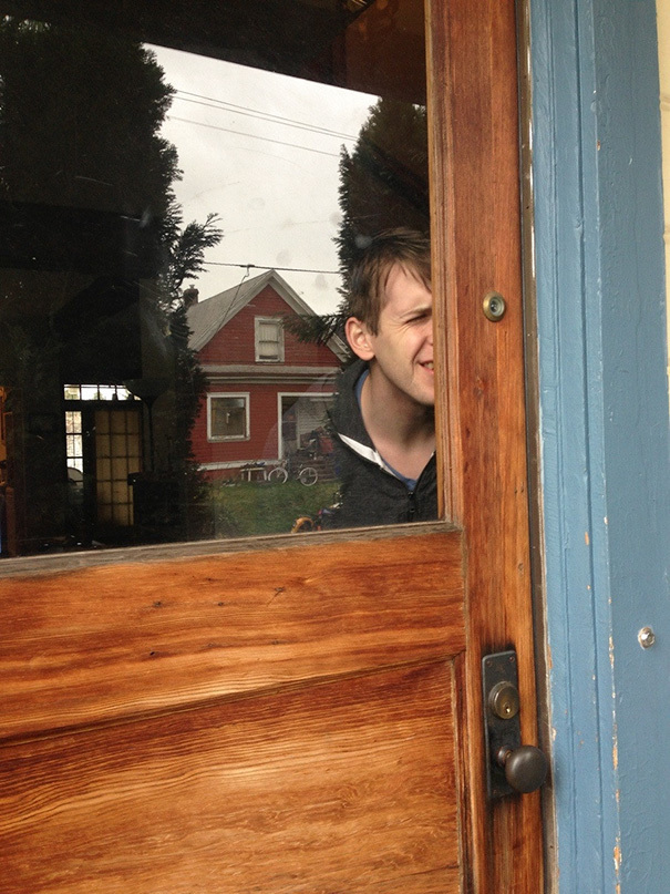 Senza spioncino come avrebbe fatto?