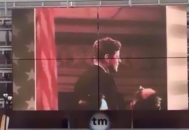 Proprio lì, in testa. Poor JFK.