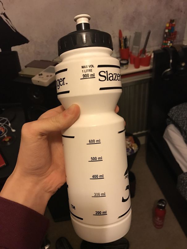 È giusto mettere l'indicatore dei centilitri sopra una borraccia non trasparente.