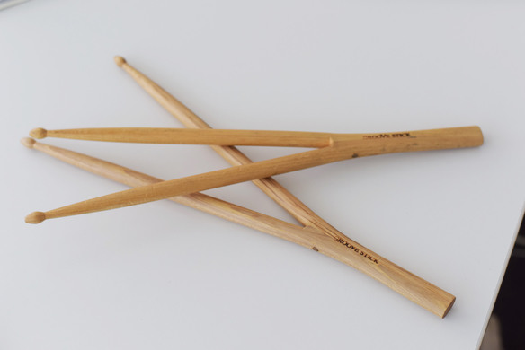 A volte stenti a credere al motivo per cui un'azienda si metta a produrre le doppie bacchette per suonare la batteria.