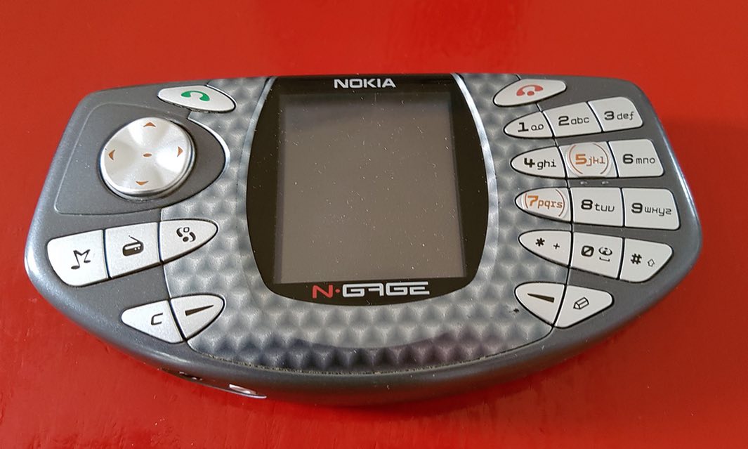 Il Nokia N-Gage ci ha provato a essere un telefonino/sala giochi portatile, ma non è piaciuto proprio a tutti.