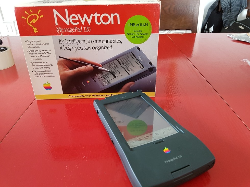 L'Apple Newton è un precursore dell'iPhone e dei palmari. Come prodotto non era male, ma l'estetica non era in linea con la Apple di Steve Jobs e fu un insuccesso clamoroso. In più il riconoscimento della calligrafia non funzionava affatto.