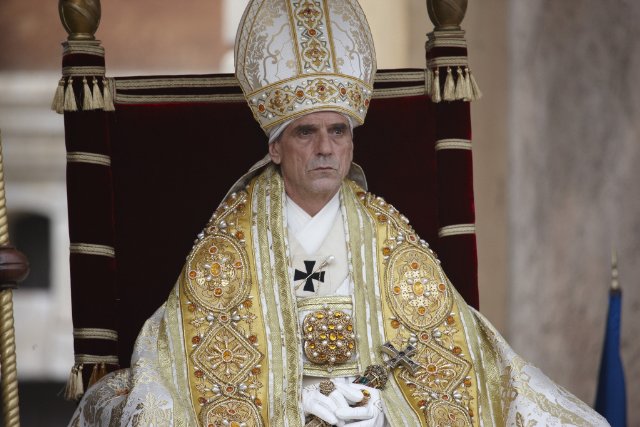 Per rimanere in tema di facce che piacciono a David Cronenberg, e Jude Law è sicuramente una di queste, come lo vedreste Papa Jeremy Irons con le sue turbe sessuali, incapace di svolgere il suo mestiere senza peccare?