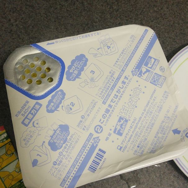 La confezione di ramen col colino incorporato.