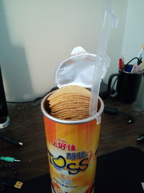 Un attrezzo in plastica per prendere le Pringles senza inserire le mani nel tubo.