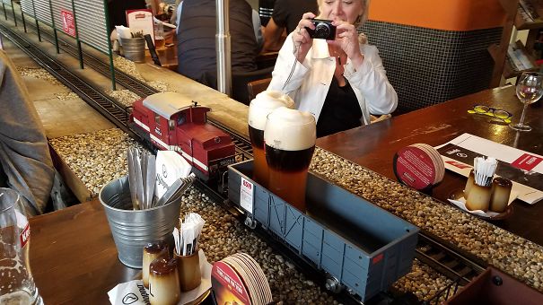 Questa birreria a Praga porta le birre su di un treno in miniatura.
