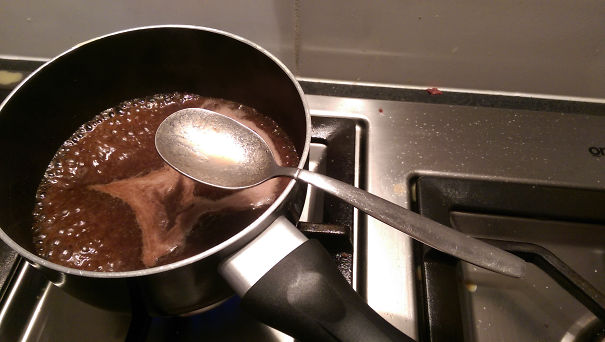 Il cucchiaio ha una linea per segnare il centro di gravità.